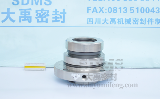HTM機(jī)械密封通過(guò)4個(gè)螺釘與泵蓋相連